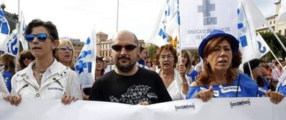 José Ramón, hermano de Teresa Romero, entre los participantes en la manifestación de la 'marea blanca'.