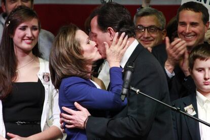 Santorum besa a su esposa, Karen, antes de hablar a sus seguidores durante la noche del supermartes en Steubenville, Ohio.