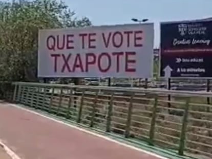 Cartel con el eslogan 'que te vote Txapote', en Castellón.