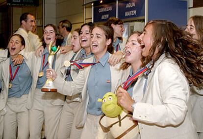 La capitana, Iraia, muestra el trofeo europeo flanqueada por sus compañeras.