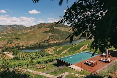 La piscina infinita con vistas al río de una de las casas que ofrece para hospedarse la Quinta de Ventozelo.