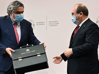 José Manuel Rodríguez Uribes entrega la cartera ministerial a Miquel Iceta.