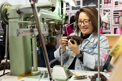 Una de las trabajadoras de Mattel cose el pelo de una muñeca Barbie en una de sus máquinas en El Segundo, California.