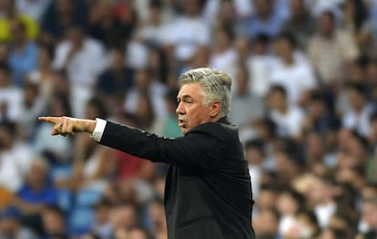 Carlo Ancelotti da instrucciones desde la banda.