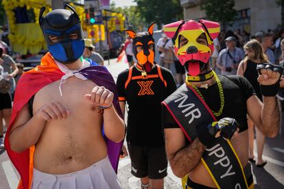 El desfile también es un escenario para visibilizar prácticas fetichistas, como la de los "cachorros".

