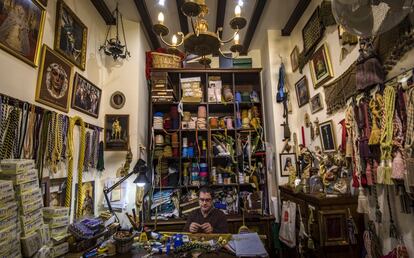 En el entorno a la calle de Francos, en el casco antiguo de Sevilla, perviven comercios tradicionales —corseterías, mercerías y tiendas de antigüedades— en edificios de un importante valor histórico, como el de la Cordonería Alba (en la foto, su interior).