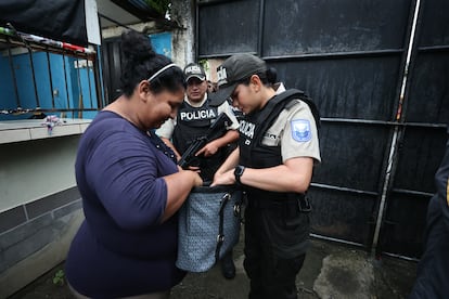 Elementos de la policía realizan operativos de seguridad en las casillas electorales, en Canuto, Ecuador. 