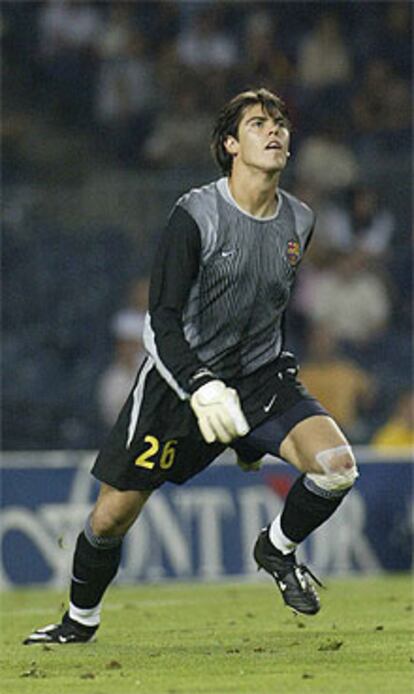 Víctor Valdés, durante un partido con el Barça.