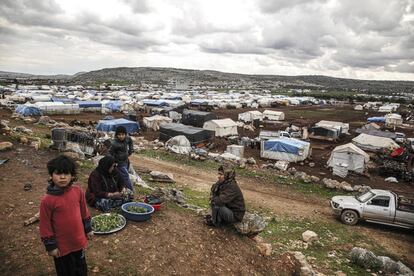 Acampamento de Khair Al-Sham, Idlib, março de 2020. Mulheres preparam comida no acampamento de refugiados internos. <p><i>“Nos últimos anos pude transmitir muitas histórias humanitárias, e é o que me dá motivação e força para seguir com meu trabalho. Acredito que uma imagem seja capaz de acabar com uma guerra. Foi o que aconteceu no Vietnã. Quero que nossas fotografias viajem por todo o mundo para falar da nossa história e que possam inspirar milhões. Talvez contribuam algum dia para parar a guerra na Síria.” </i></p>