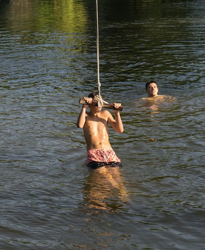 Baño en el río Arlanzón a su paso por Pampliega (Burgos).