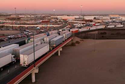 Filas de camiones esperando a cruzar la frontera en Ciudad Jurez (Mxico), este viernes.