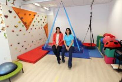 La directora financiera, Mónica Zumárraga (izquierda), y la neuropsicóloga infantil Lucía Zumárraga.