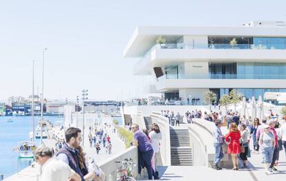 Pasar un día a orillas del Mediterráneo es un plan tentador. En la imagen, el edificio Veles e Vents en la Marina de Valencia.