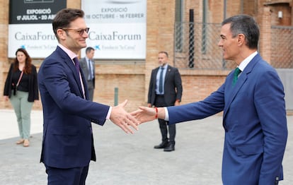 Joseph Oughourlian, presidente del Grupo Prisa, recibe al presidente del Gobierno, Pedro Sánchez, este lunes en Barcelona. 