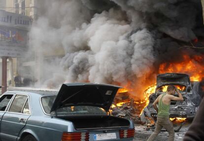 El suicida ha causado además grandes destrozos materiales en edificios y vehículos aparcados en los alrededores. En la imagen, coches en llamas tras la explosión, 21 de enero de 2014.