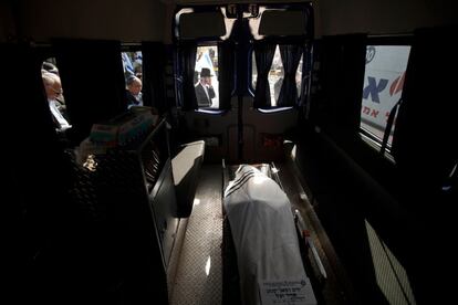 El cuerpo de Jonathan Sandler es trasladado por el cementerio de Jerusalén, durante sel funeral celebrado por la cuatro víctimas judías del terrorista de Toulouse.