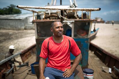 Amuji Hassan, de 50 años, tiene casi listo su barco semi-industrial un año después del Idai. El tiempo apremia. En un mes empezará la temporada de pesca y cada día que se quede en tierra significará pérdidas. “Lo hemos tenido que reconstruir entero, el día del ciclón se quedó encima de otro”, rememora.