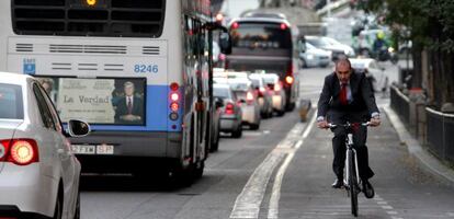 Una persona utiliza una bici en Madrid, donde ha sido prohibido aparcar en el centro por la contaminación.