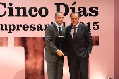 Íñigo Meirás, consejero delegado de Ferrovial, recoge el premio a la iniciativa empresarial más innovadora en Responsabilidad Social Corporativa de manos de Juan Gandarias, director territorial de CaixaBank en Madrid.