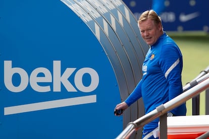 Ronald Koeman al inicio de un entrenamiento del Barça para preparar el partido contra el Cádiz.