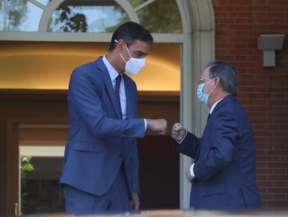 El presidente del Gobierno, Pedro Sánchez, y el presidente de la ciudad autónoma de Ceuta, Juan Jesús Vivas, se saludan antes de su reunión en La Moncloa, este miércoles.