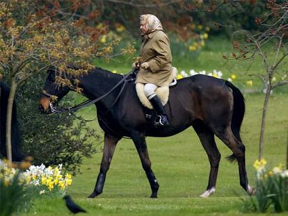 La reina Isabel II, en los alrededores del castillo de Windsor.