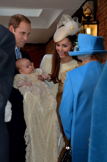 A Rainha Elizabeth II observa seu bisneto na chegada ao seu batismo, que aconteceu no Palácio de Saint James em Londres em 23 de outubro de 2013.