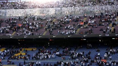 Miles de aficionados del Eintracht de Francfurt en el Nou Camp el pasado Jueves Santo