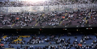 Miles de aficionados del Eintracht de Francfurt en el Nou Camp el pasado Jueves Santo