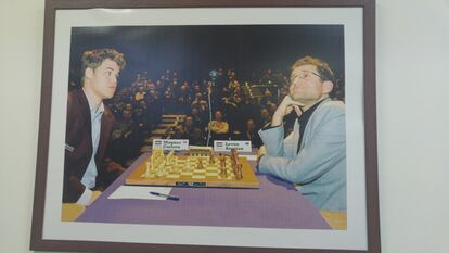 Foto colgada en la pared de la Escuela de Ajedrez Rafael Vaganián de Yereván. El ídolo nacional actual, Levón Aronián, a la derecha, se enfrenta al actual campeón del mundo, el noruego Magnus Carlsen.