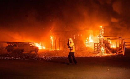 Un bombero en uno de los frentes del incendio Kincade, al norte de San Francisco.