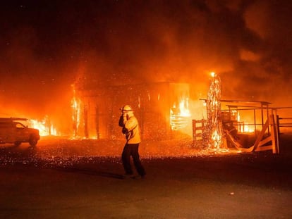 Un bombero en uno de los frentes del incendio Kincade, al norte de San Francisco.