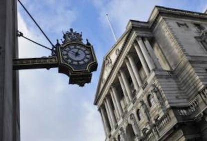 Fotografía de archivo tomada el 22 de enero de 2014 que muestra la fachada del Banco de Inglaterra en Londres (Reino Unido). EFE/Archivo