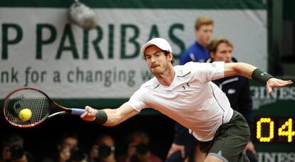 El tenista británico Andy Murray golpea la pelota en el partido de la final de Roland Garros.