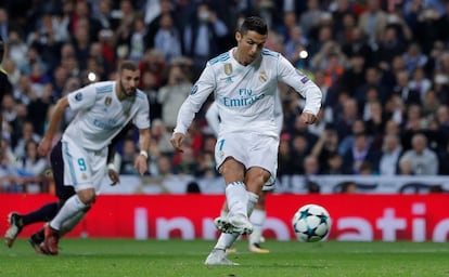 Cristiano Ronaldo chuta el balón durante el partido.
