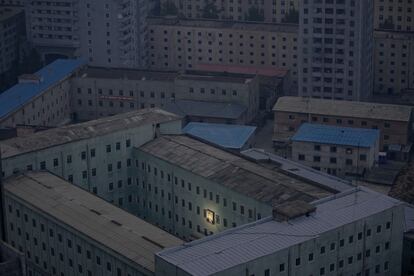 Fotografía premiada dentro de la categoría de 'Vida diaria', en la que se muestra un retrato de fundador de Korea del Norte, Kim Il-Sung, que decora un edificio de la capital Pyongyang, el 5 de octubre pasado.