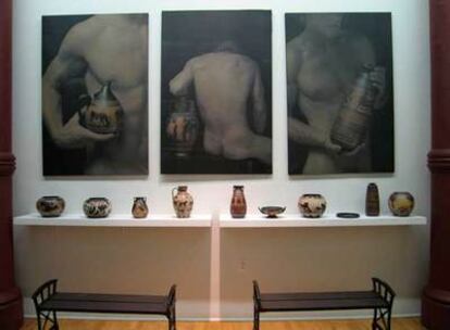 Vasijas de cerámica de Ciboure y fotografías de Karl Lagerfeld, en la galería 440 DeLorenzo.