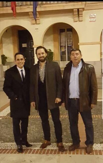 El presidente de Vox, Santiago Abascal (centro) en Griñón junto al alcalde, José María Porras (izqda.) y el coordinador local de Vox, Antonio Perales.