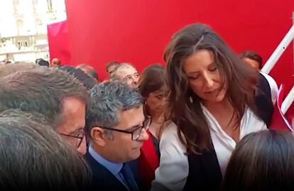 La jefa de protocolo de la Comunidad de Madrid, Alejandra Blázquez (derecha), ha impedido el acceso del ministro de la Presidencia, Félix Bolaños, a la tribuna principal que ha presidido el desfile cívico-militar celebrado por el Dos de Mayo.
