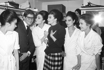 Yves Saint Laurent, nacido en Orán en 1936, creó su firma en 1961 en un estudio de París. En la imagen, con un grupo de modelos tras un desfile suyo en 1963