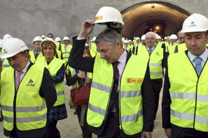 El ministro de Fomento, José Blanco, ayer, ante el nuevo túnel. A la derecha, el alcalde de Elche, Alejandro Soler.