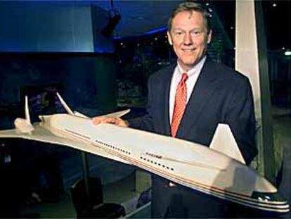 El director de la división comercial de Boeing, Alan Mulally, muestra la maqueta del Sonic Cruiser, ayer en París.