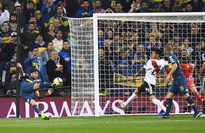 El jugador de Boca Pablo Pérez lanza a la portería de River Plate.