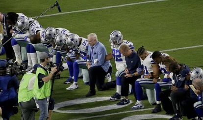 Los Dallas Cowboys, incluido su propietario Jerry Jones, se arrodillan antes del himno estadounidense en su &uacute;ltimo partido