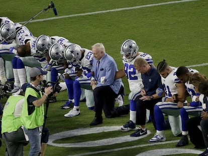 Os Dallas Cowboys, incluído seu proprietário Jerry Jones, ajoelham-se antes do hino norte-americano em seu último partido