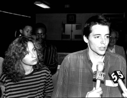 Durante unas vacaciones en Irlanda del Norte en 1987, el actor Matthew Broderick (Nueva York, 1962) y su novia de entonces (Jennifer Grey, famosa por protagonizar 'Dirty Dancing', que había conocido a Broderick durante el rodaje de 'Todo en un día') sufrieron un accidente de tráfico cuando el actor se puso a conducir por el carril derecho como si estuviera en una carretera americana. En el choque frontal con otro vehículo, dos mujeres fallecieron: madre e hija de 63 y 28 años. Pero Broderick adujo que no recordaba nada de lo que había hecho aquel día, ni siquiera haber salido de la cama. Solo tuvo que pagar una multa de 175 dólares (unos 140 euros). La hermana e hija de las fallecidas han tratado de quedar con Broderick para poder perdonarle en persona, pero él ha rechazado la propuesta. Lo que sí aceptó fue protagonizar un anuncio de coches para Honda en 2012, donde retomaba su personaje de Ferris Bueller de 'Todo en un día', por el que recibió un dineral y que los medios aprovecharon para desenterrar la escabrosa historia del accidente. Es el anuncio más comentado de Honda en toda su historia. En la imagen, Mathew Broderick y Jennifer Gray en Londres en 1987.