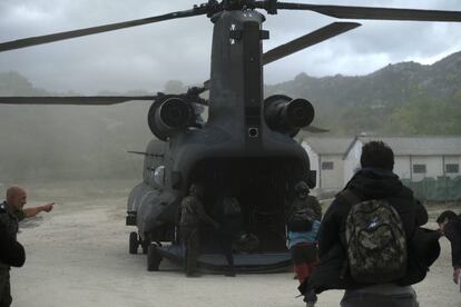 En la imagen, los participantes del curso, aprenden a cómo introducirse en un helicóptero 'Chinook' en marcha.