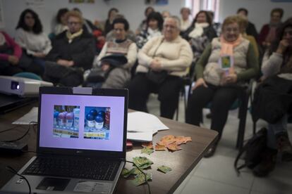 En el taller de Consumo un grupo de mujeres aprende sobre la tasa rosa y compara los precios de los mismos productos cuando estos están segregados para el mercado masculino y femenino. Por un desodorante azul un consumidor paga 1,75 euros, mientras uno rosa de la misma marca cuesta 1,80.