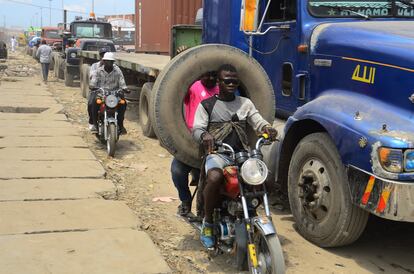 Los motociclistas hacen fila en una concurrida carretera de Lagos, Nigeria, el 30 de octubre de 2019. 