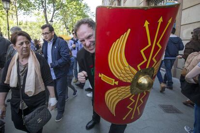 Simon Scarrpw, con un escudo romano, en Barcelona.